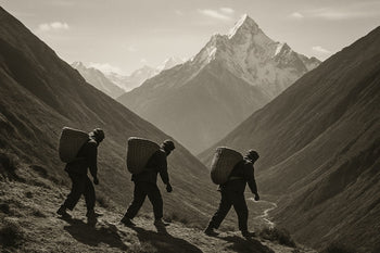 image de sherpa qui marche sur l'himalaya ancetre