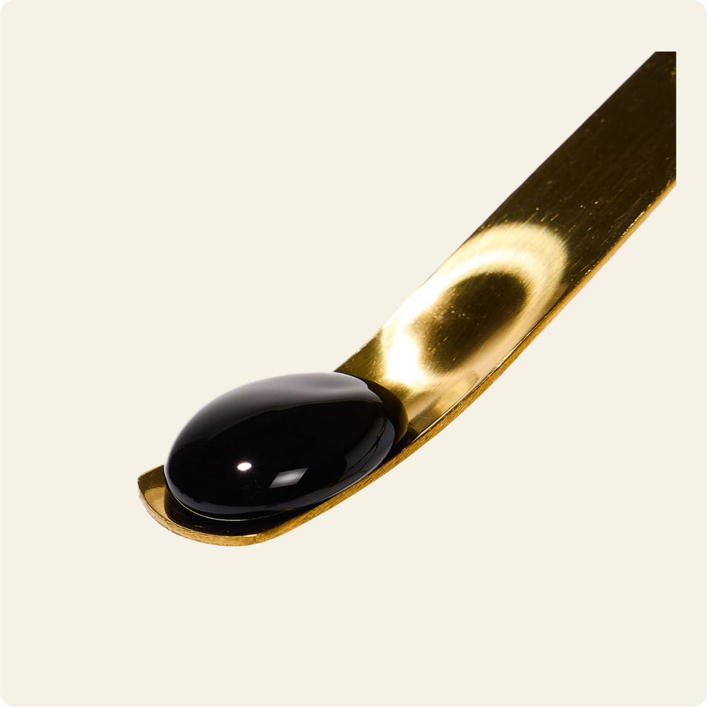 Cuilliere de Shilajit avec la résine dessus, la résine est dure et zoomé sur la cuillière offerte.