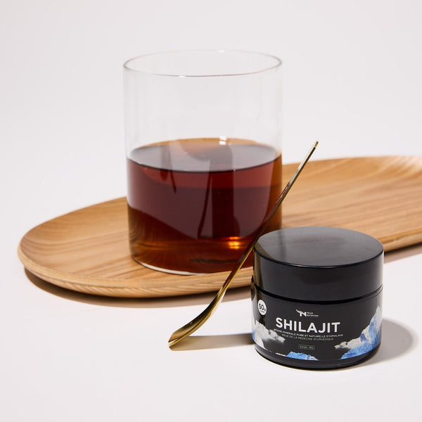 Présentation du shilajit dans l'eau avec une dissolution bien terreuse au visuel