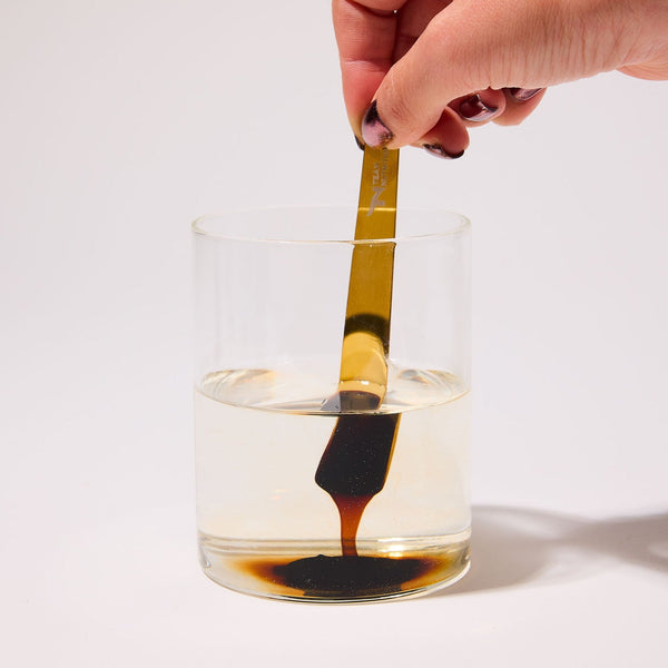 Zoom sur le Shilajit qui se dissout dans l'eau.